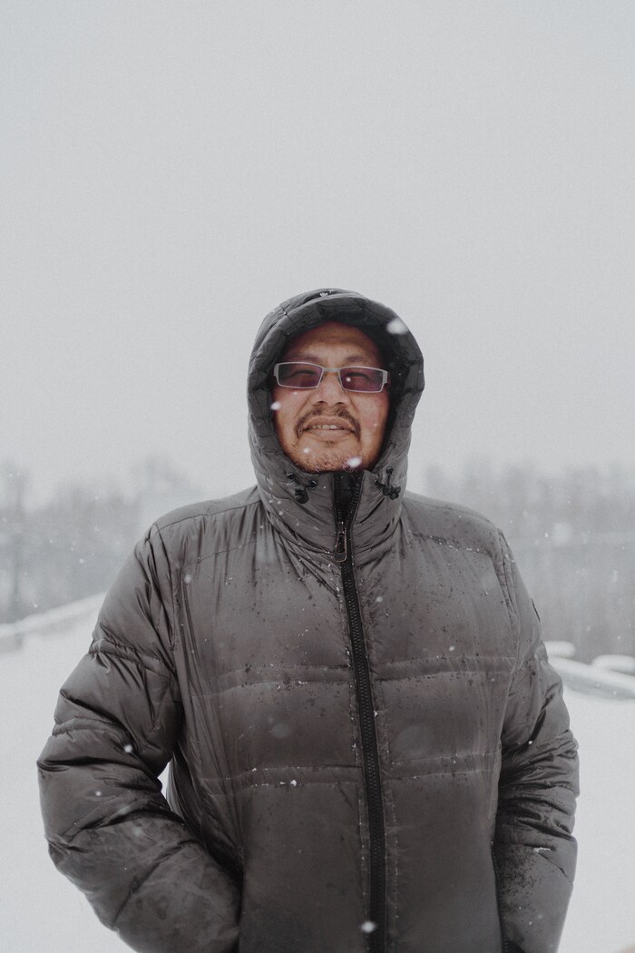 Portrait d’un Autochtone au milieu de la tempête de neige. 