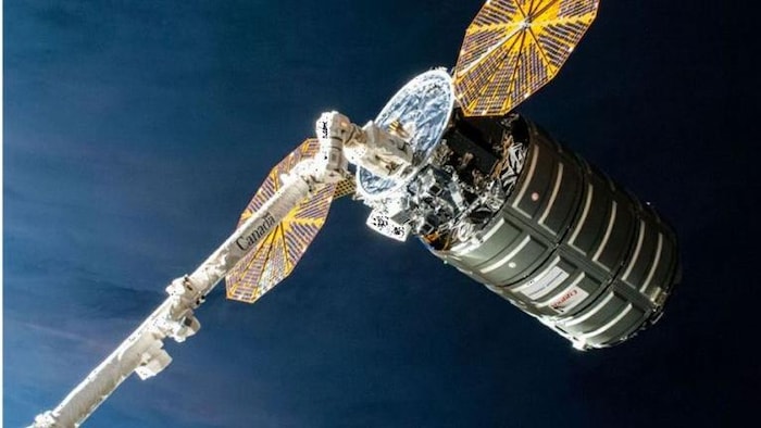 Une vue du bras robotisé canadien, CANADARM 2, attrapant un vaisseau-cargo.