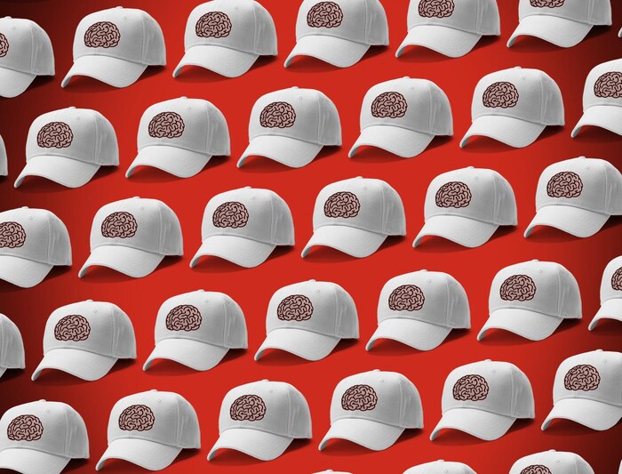 Une série de casquettes blanches arborant toutes le logo de la même image.