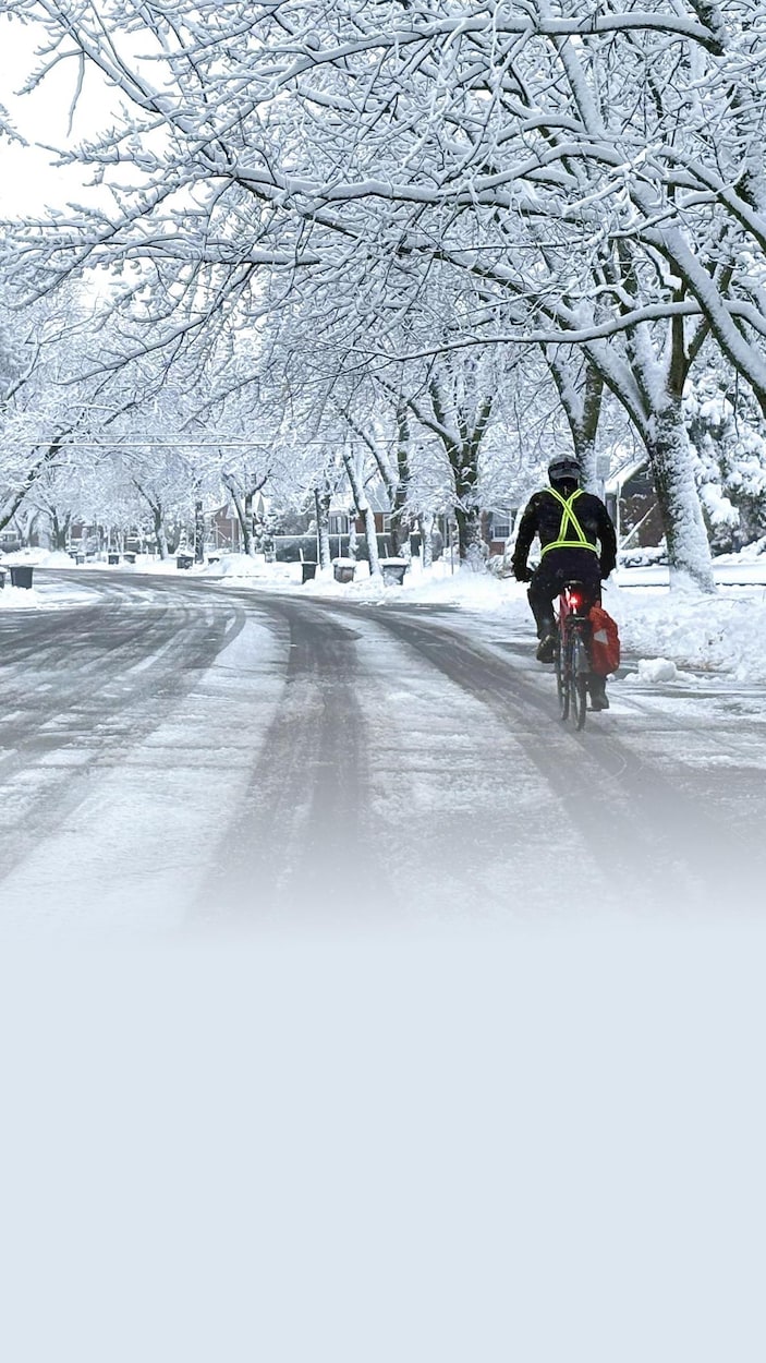 Un vélo roule dans la neige.