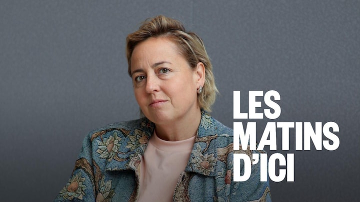 Ariane Moffatt est devant un mur gris.