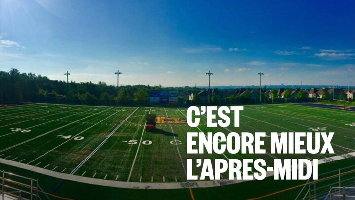 Un terrain de football.
