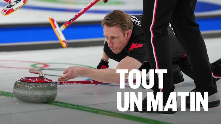 Marc Kennedy relâche une pierre de curling.