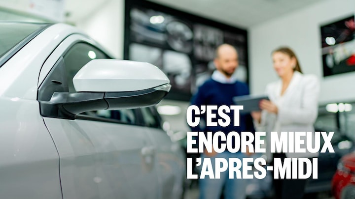 Un homme consulte une vendeuse automobile.