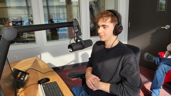 Gabriel Bérubé assis dans un studio de radio.
