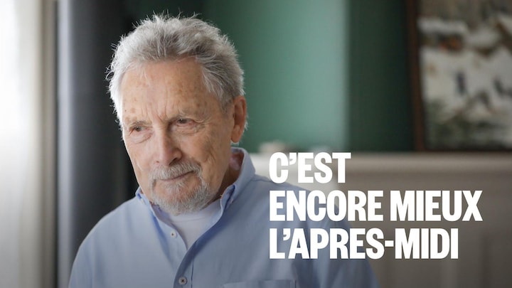 Portrait de Jacques Michel, pensif, dans son salon.