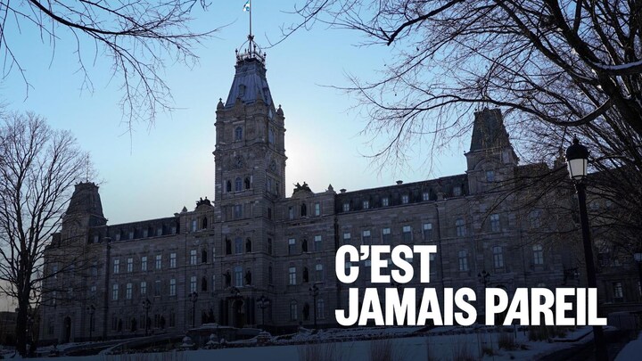 L'Assemblée nationale se dresse sous un ciel bleu.