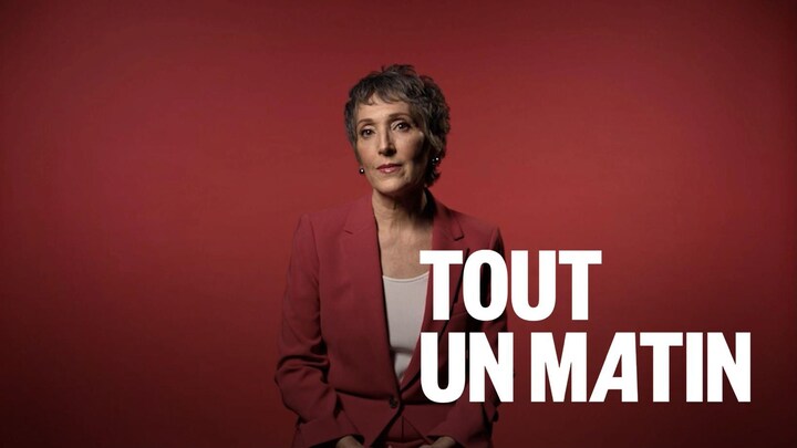 Julie Drolet assise devant la caméra.