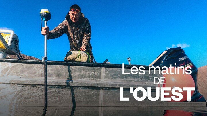 Un homme sur un bateau effectue de la prise de données avec une perche partiellement immergée dans l'eau.