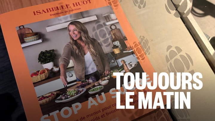 Livre orange déposé sur une tablette 