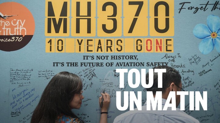 Une femme écrit un message sur un tableau lors d'un événement commémorant les 10 ans de la disparition du vol MH370 de Malaysia Airlines.