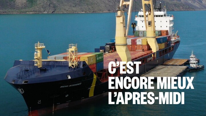 Un navire transportant des conteneurs