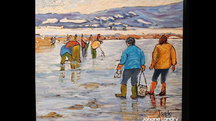 une oeuvre peinte illustrant des pêcheurs à marée basse avec des sceaux rammassant les crustacés sur la plage