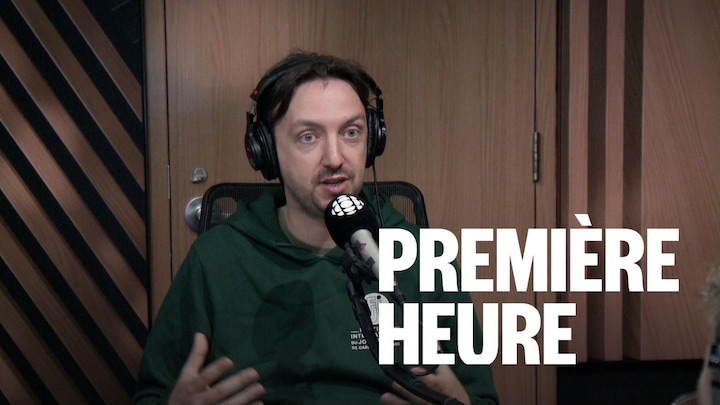 Il est en entrevue.