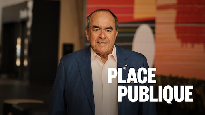 Portrait de Jean-François Lépine dans l'atrium de Radio-Canada.