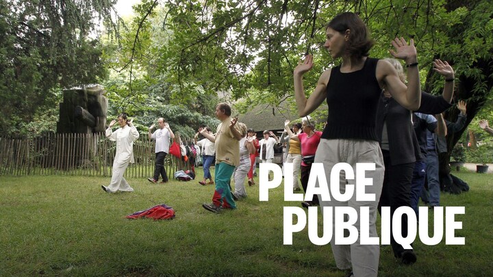 Un groupe participe à une démonstration de Qi Gong.