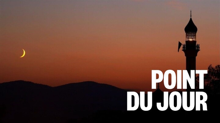 Un croissant de lune se lève à l'horizon.