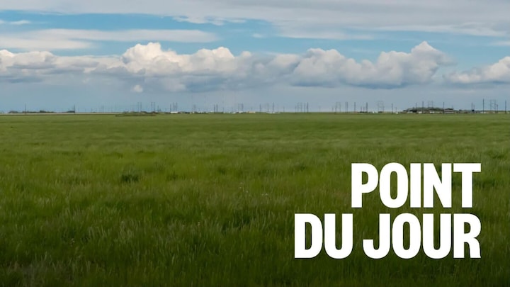 Un champ avec une autortoute en arrière.