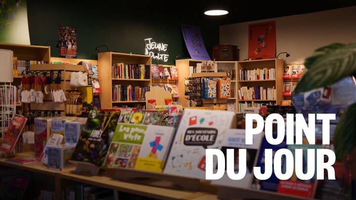 Des livres sur des étagères dans la boutique.