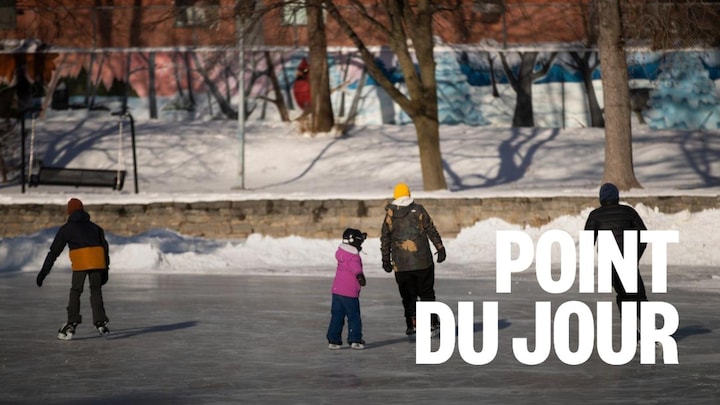 Des gens patinent sur une patinoire extérieur.