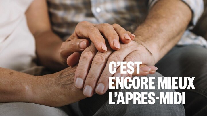 Des mains sont une par-dessus l'autre sur le genou d'une personne.