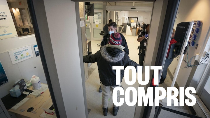 Un enfant marche dans un détecteur de métal.