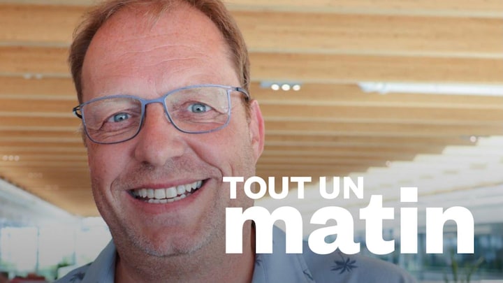 Portrait de l'homme qui sourit. 