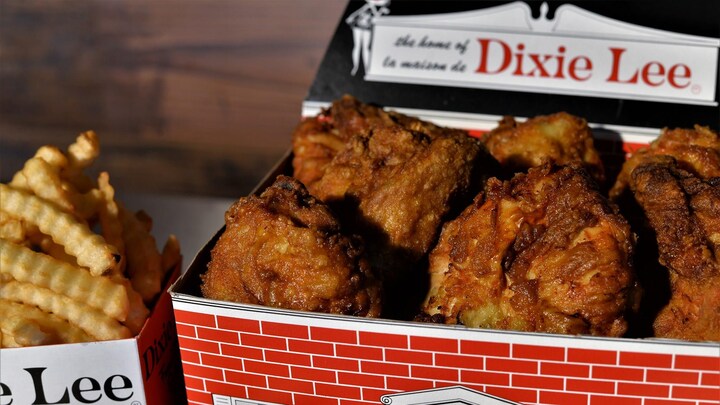Un baril de poulet frit du Dixie Lee. 