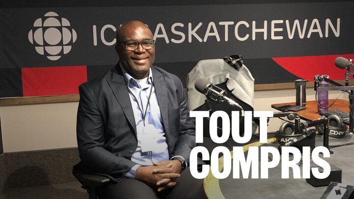 Un homme, assis dans un studio de radio.