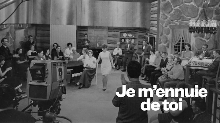 Vue d'ensemble du plateau de l'émission avec des personnes qui dansent.