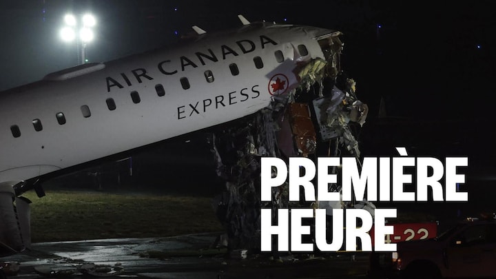 Un CRJ-900 d'Air Canada Express est immobilisé sur la piste après être entré en collision avec un camion de pompiers de l'Autorité portuaire à l'aéroport LaGuardia de New York, le 23 mars 2026. 