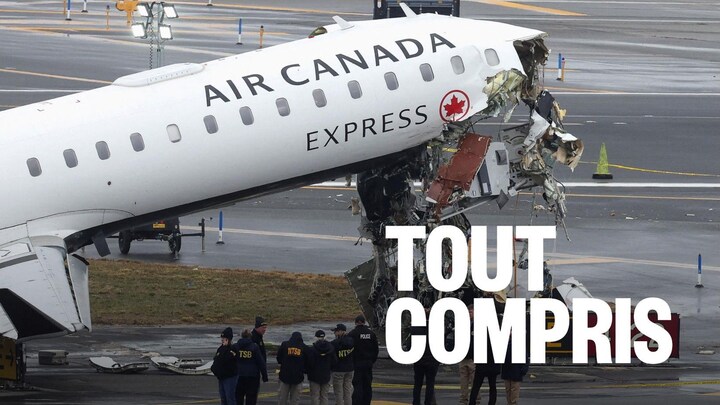 Des agents proches d'un avion dont le poste de pilotage est détruit.