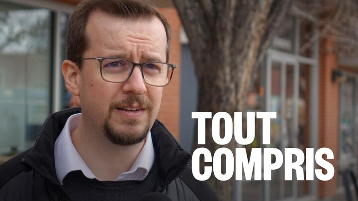 Un homme avec des lunettes à extérieur devant un magasin