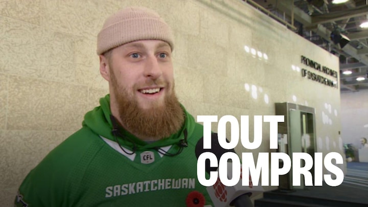 Un joueur des Roughriders de la Saskatchewan parle dans un micro.