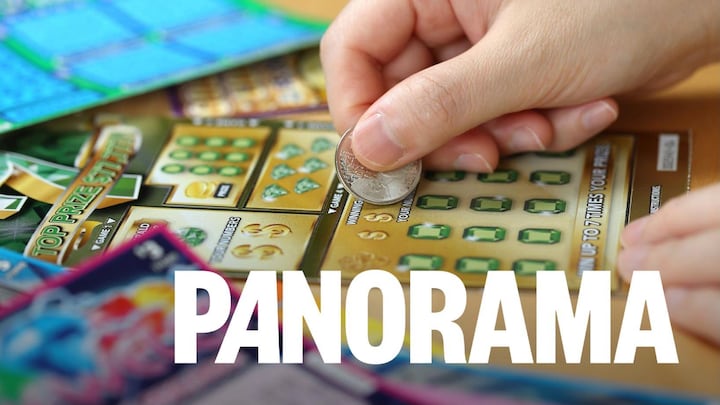 une main gratte une jeu à gratter avec une pièce.
