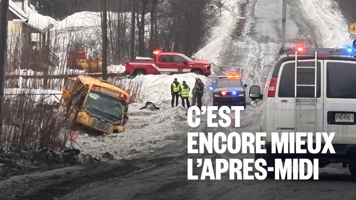 Des véhicules d'urgence et des membres d'équipes d'urgence se trouvent près d'un autobus scolaire accidenté qui gît au bas d'une grande côte. La chaussée est glacée. De la neige et de la gadoue recouvrent les fossés, dont celui où se trouve le véhicule accidenté.