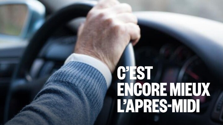 Une personne aînée qui conduit.