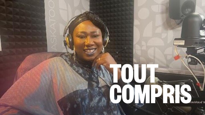Une personne assise sur une chaise devant un microphone dans un studio d'enregistrement