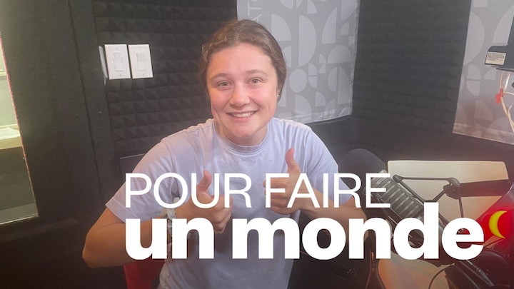 Josée Bussière est assise devant un micro dans le studio de radio à Saskatoon.