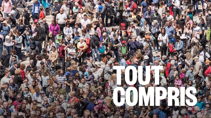 Une foule près de Place-des-Arts à Montréal.