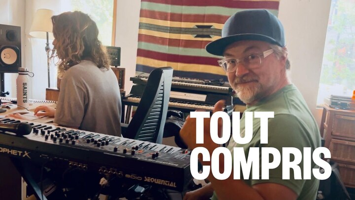 un homme assis dans un studio d'enregistrement