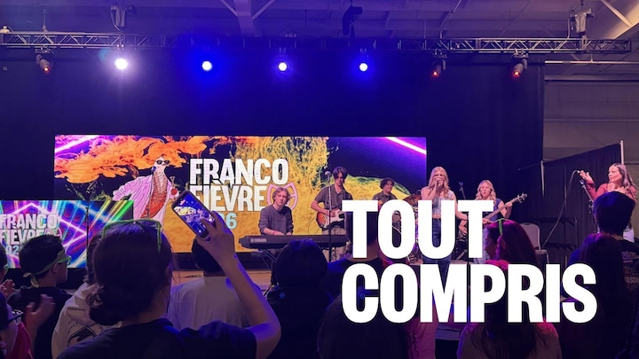 Des jeunes devant une scène de spectacle en train d’écouter des chanteurs et musiciens.