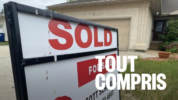 Une pancarte annonçant qu'une maison en vente a été vendue (« Sold ») à Saskatoon, en Saskatchewan, en juin 2022.