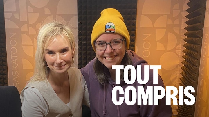 Deux personnes dans un studio d'enregistrement.