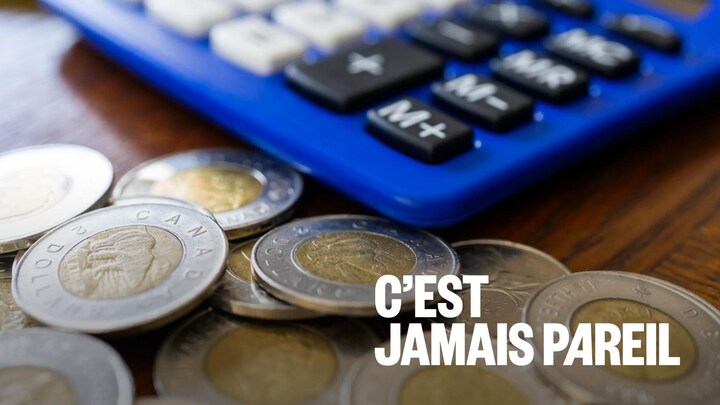 De la monnaie se trouve à côté d'une calculatrice. 
