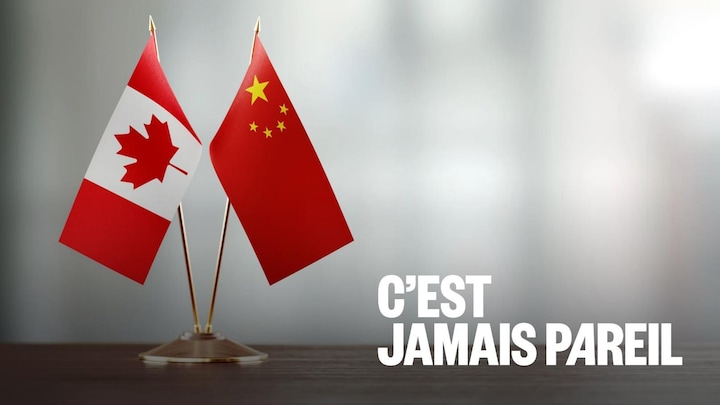 Des petits drapeaux du Canada et de la Chine reposent sur un bureau. 