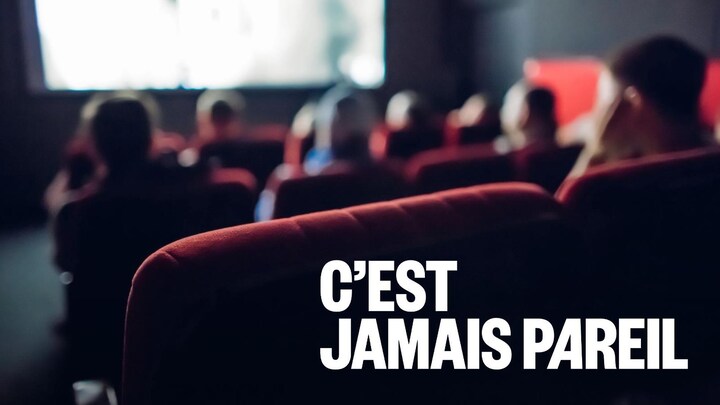 Des cinéphiles regardent un film.