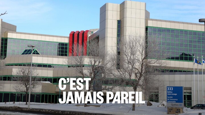 Le siège social de la Société de l'assurance automobile du Québec se dresse sous un ciel bleu.