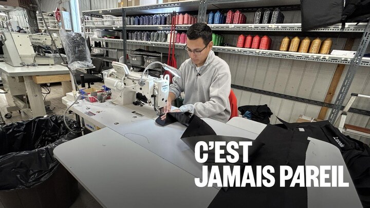 Felix Castellon travaille avec une machine à coudre.