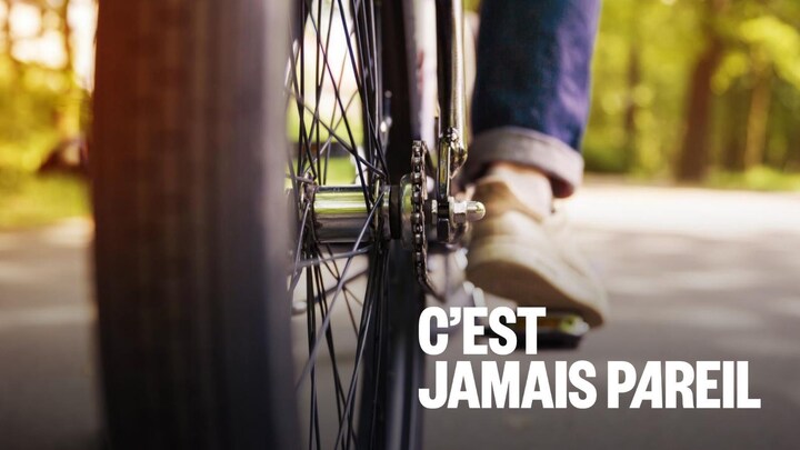 Une personne circule à vélo. 